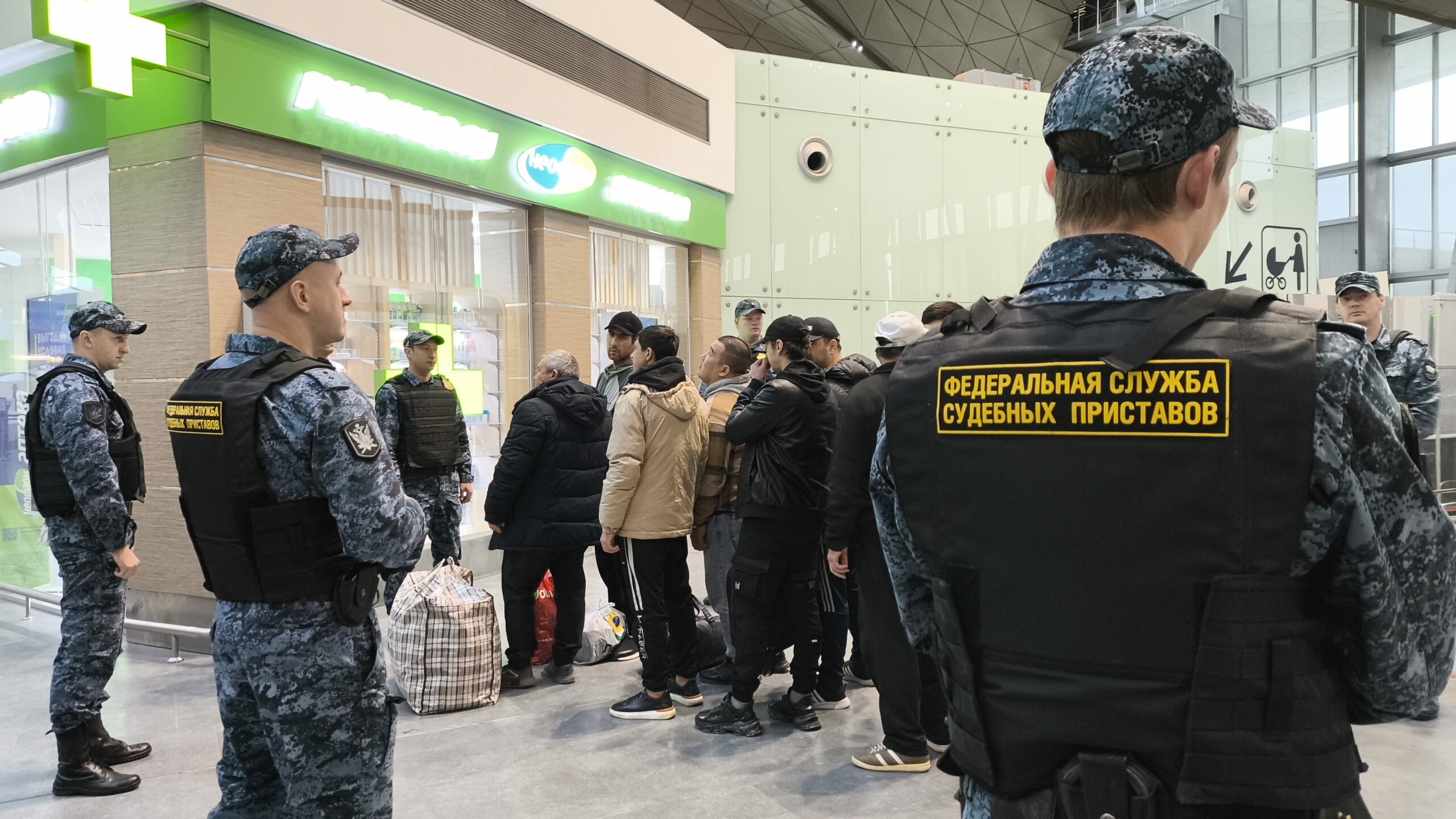 Свыше 4 тысяч мигрантов покинули Петербург с начала года из-за нарушений закона