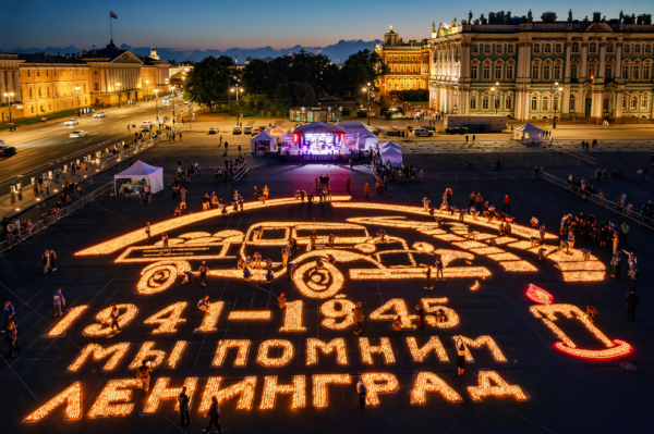 В центре Петербурга зажгли 120 тысяч свечей в знак памяти о защитниках Родины
