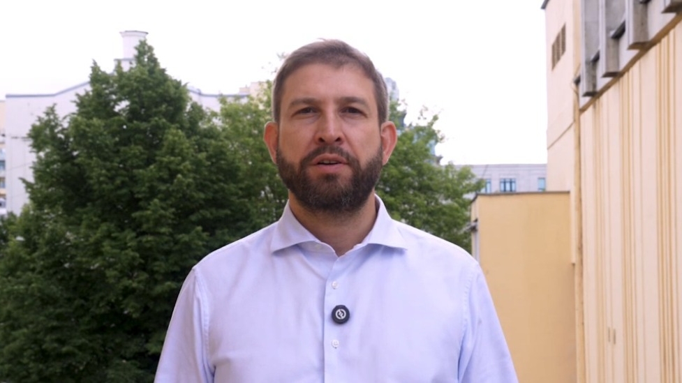 Дмитрий Ваньчков поздравил молодых жителей Петроградского района с праздником