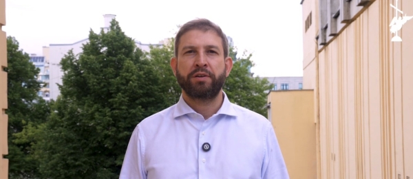 Дмитрий Ваньчков поздравил молодых жителей Петроградского района с праздником