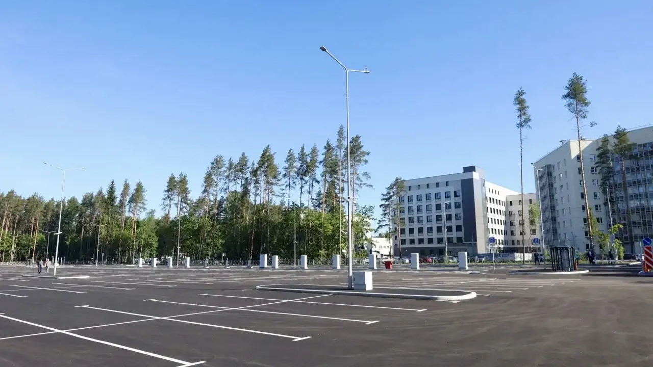 У медкластера в Песочном открыли парковку на 500 мест