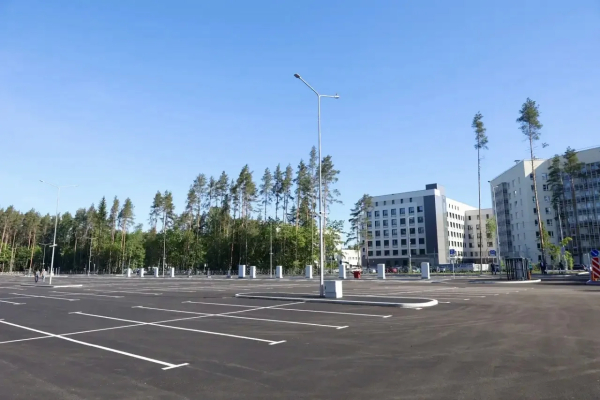 У медкластера в Песочном открыли парковку на 500 мест