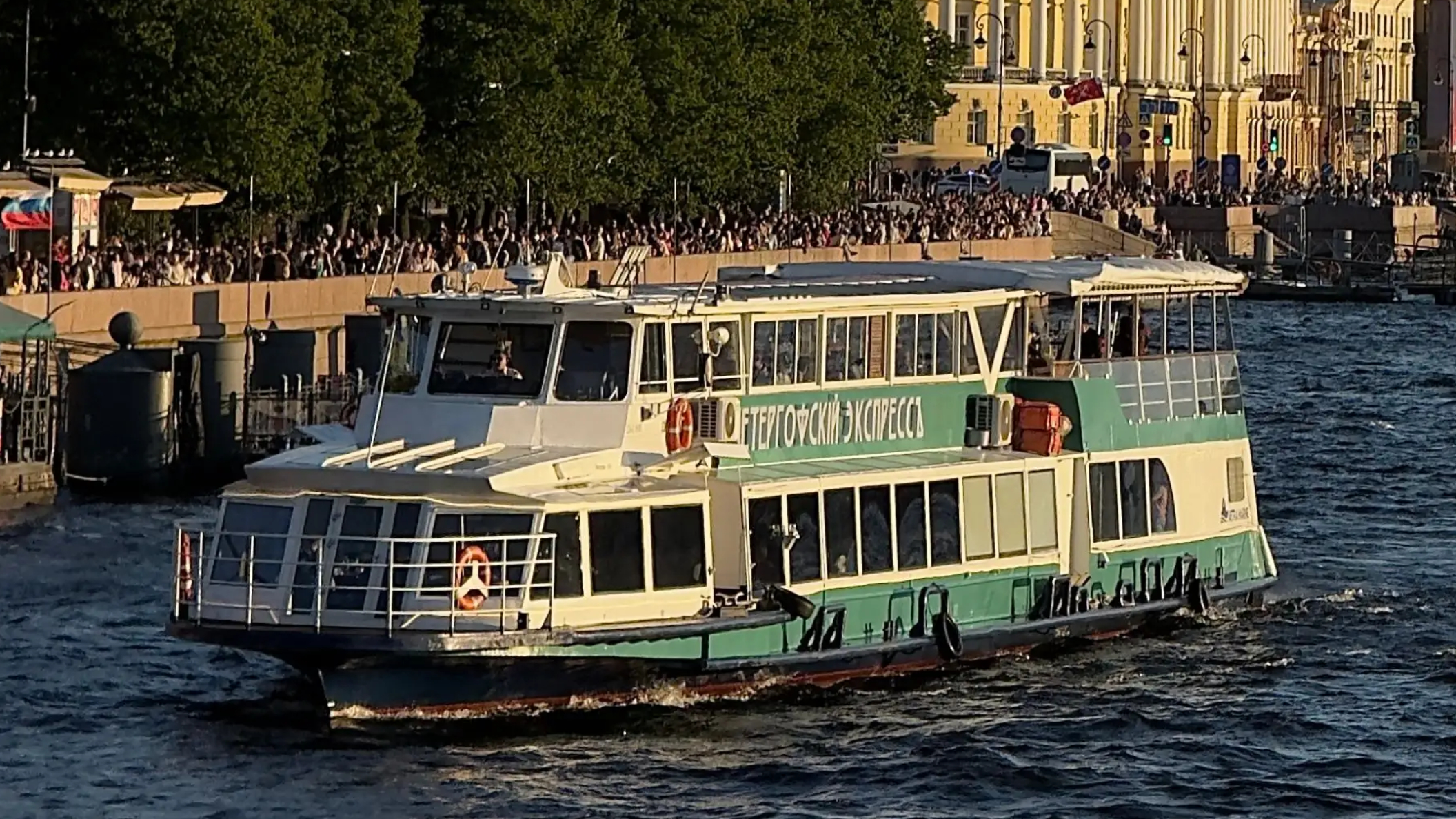 В Петербурге запустили новый водный маршрут до Петергофа