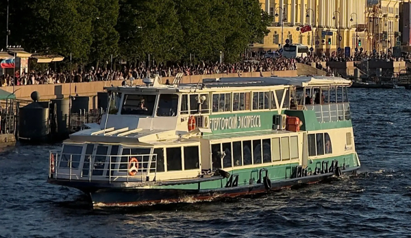 В Петербурге запустили новый водный маршрут до Петергофа