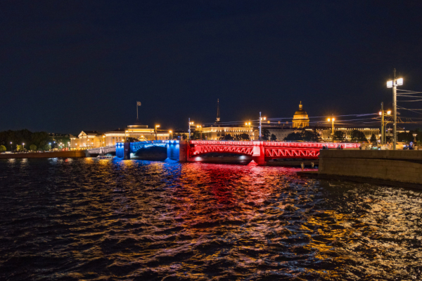 Петербургские мосты осветят цветами триколора в честь Дня ВМФ