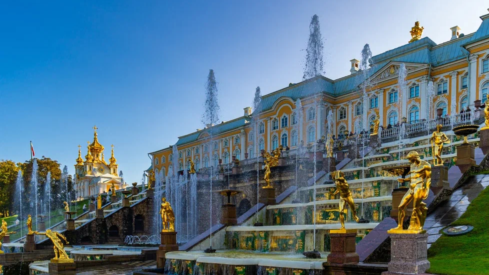 Парные вазы Николая I и его супруги привезли в Петергоф из-за рубежа