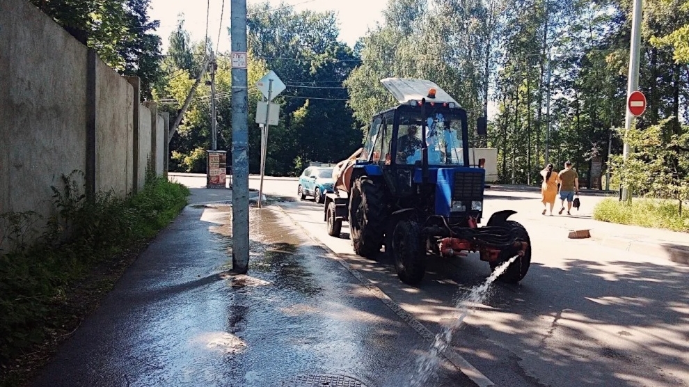 Для охлаждения города дорожники Петербурга потратили свыше 50 тысяч кубометров воды