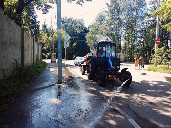 Для охлаждения города дорожники Петербурга потратили свыше 50 тысяч кубометров воды
