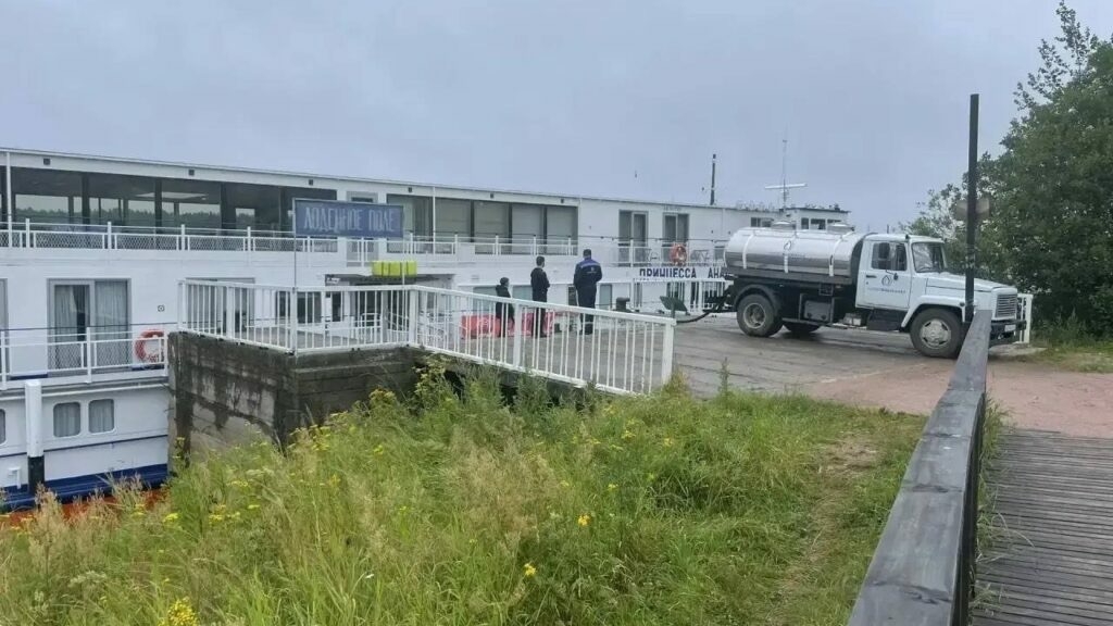 Больше суток без воды сидели 65 пассажиров теплохода на Ладожском озере