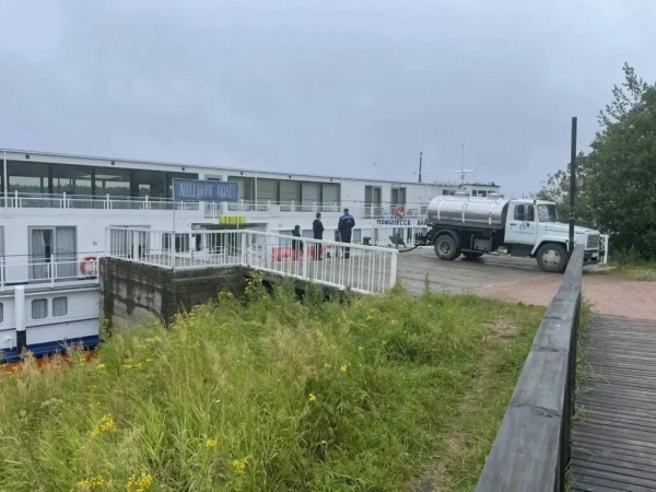 Больше суток без воды сидели 65 пассажиров теплохода на Ладожском озере
