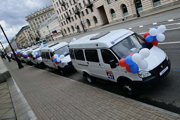 Многодетные семьи получили новые автомбили от властей Ленобласти