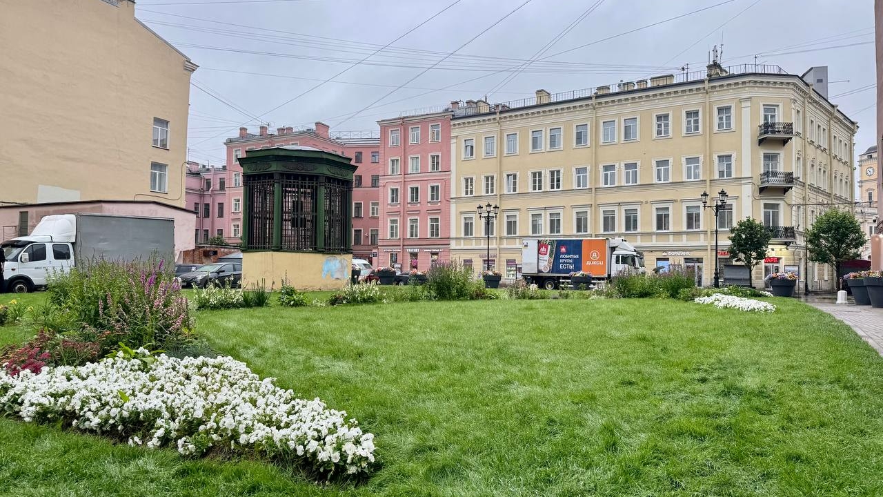В центре Петербурга паркующихся на газоне начнут штрафовать еще на трех адресах