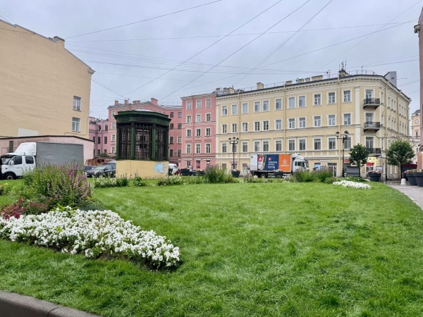 В центре Петербурга паркующихся на газоне начнут штрафовать еще на трех адресах