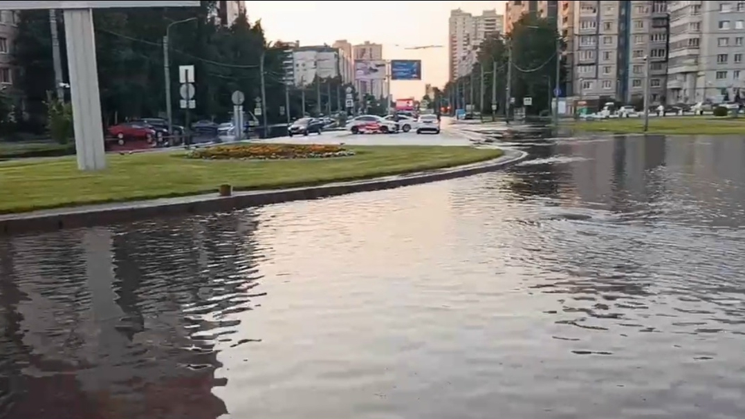 Дождевые «водоемы» с проспекта Королева полностью утекли в канализацию