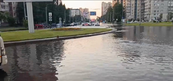 Дождевые «водоемы» с проспекта Королева полностью утекли в канализацию