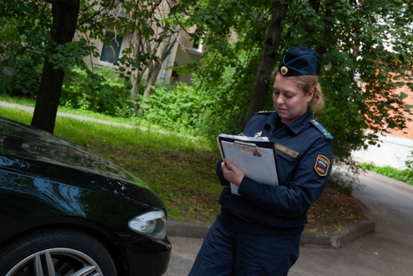 В Петербурге стало меньше наказанных за парковку на газонах