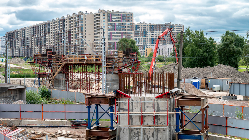 На южной окраине Петербурга строится путепровод через железную дорогу