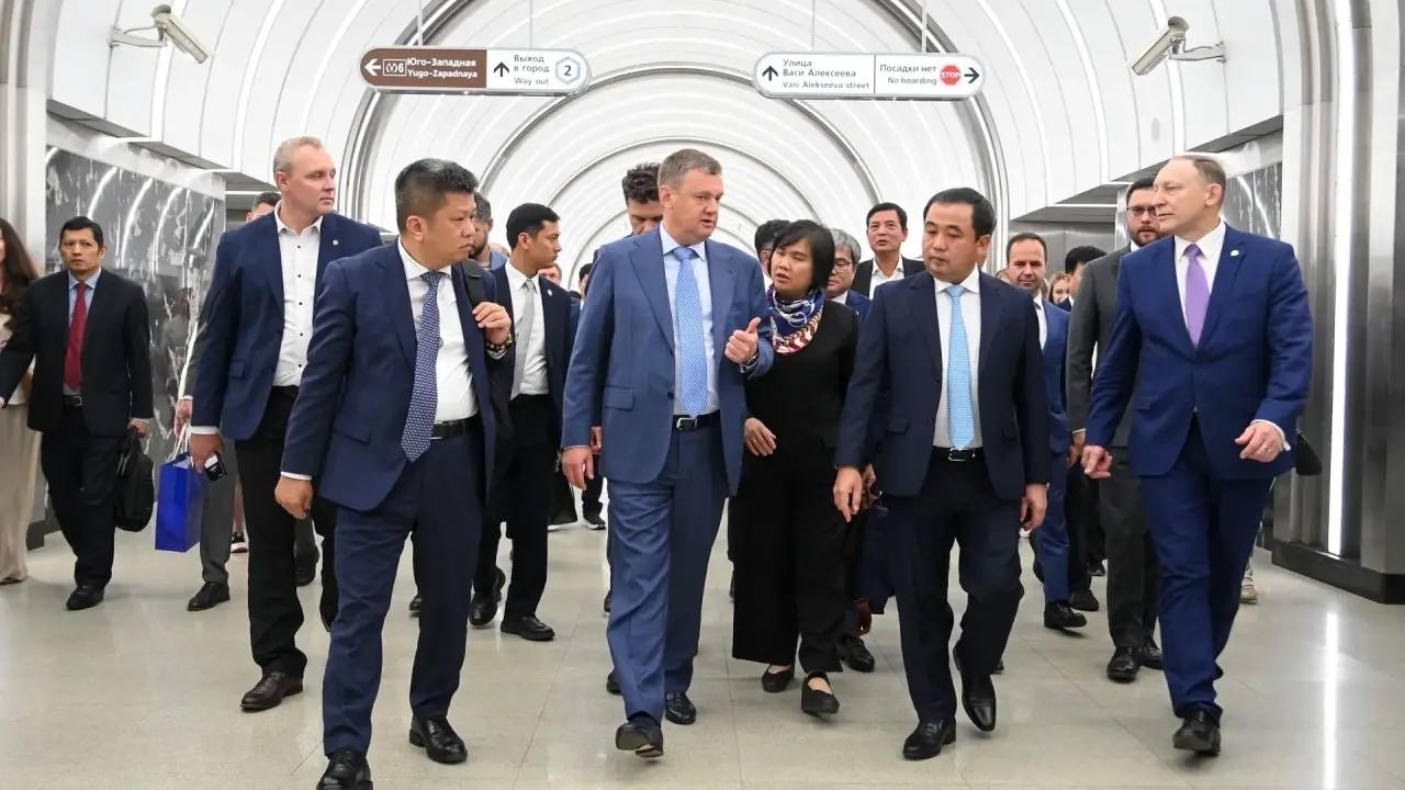 Петербургское метро показали почетным гостям из Вьетнама