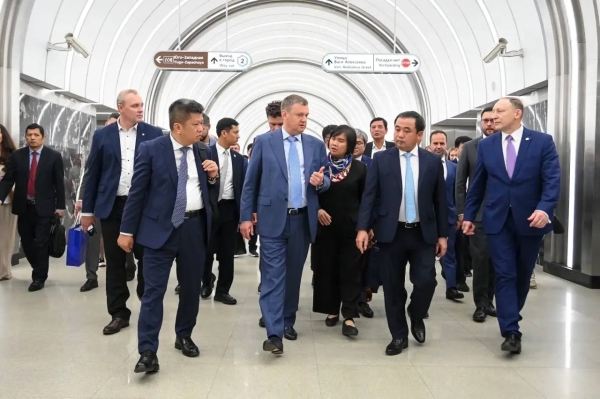 Петербургское метро показали почетным гостям из Вьетнама