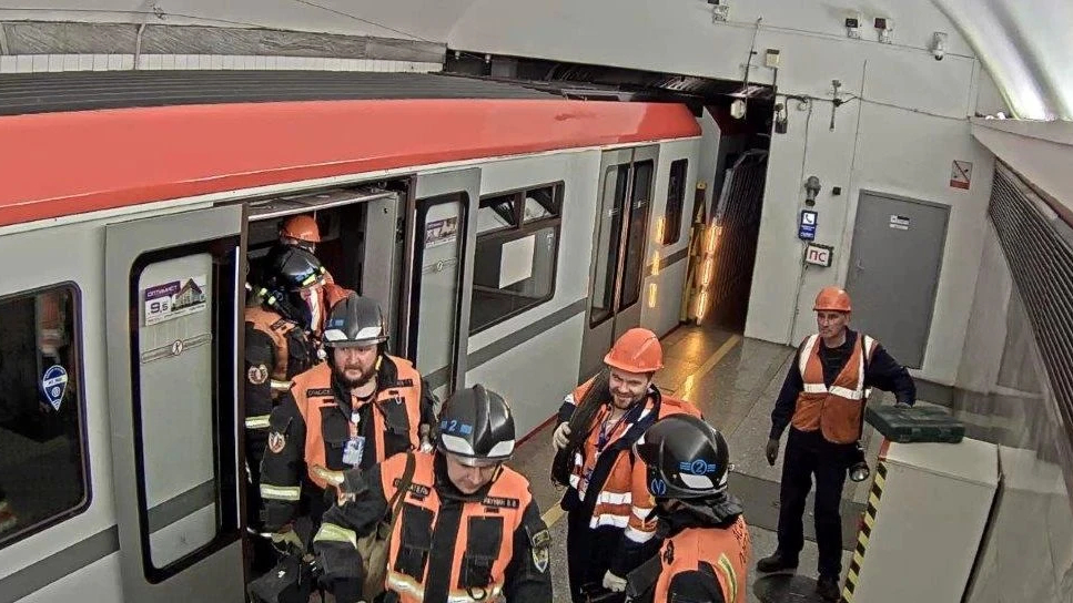 Движение по первой линии метро Петербурга полностью восстановили после утреннего сбоя