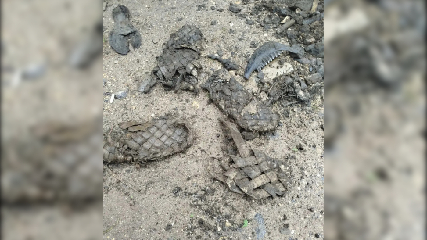 Готовя трубы в Ленобласти к зиме, рабочие нашли старинные лапти