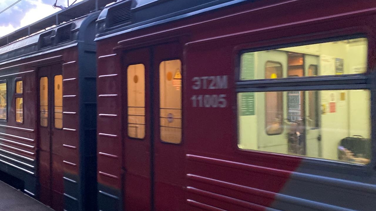 Волонтеры пришли на помощь пассажирам на временных ж/д станциях в Петербурге