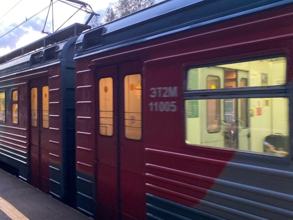 Волонтеры пришли на помощь пассажирам на временных ж/д станциях в Петербурге