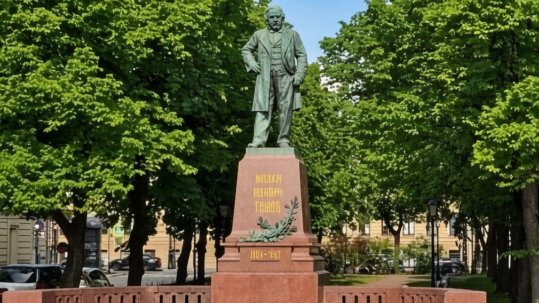 Памятник композитору Глинке в Театральном сквере Петербурга отреставрируют