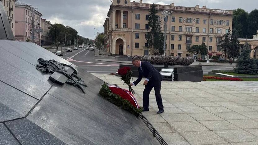 Вице-губернатор Петербурга Кирилл Поляков возложил цветы к Монументу Победы в Минске