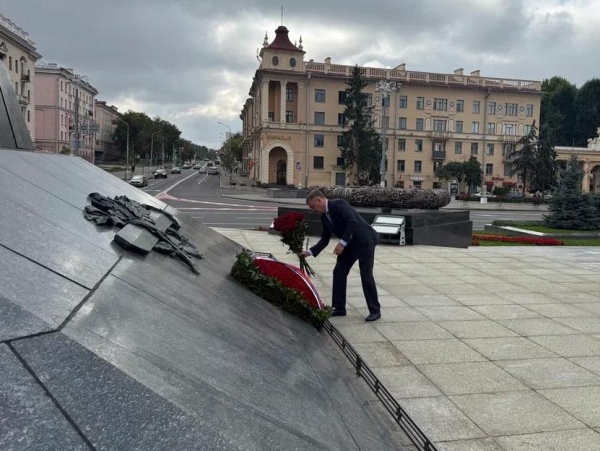 Вице-губернатор Петербурга Кирилл Поляков возложил цветы к Монументу Победы в Минске