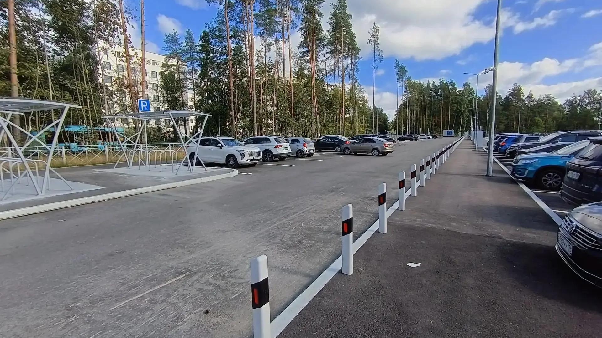 Парковка у медкластера в Песочном останется бесплатной до конца года