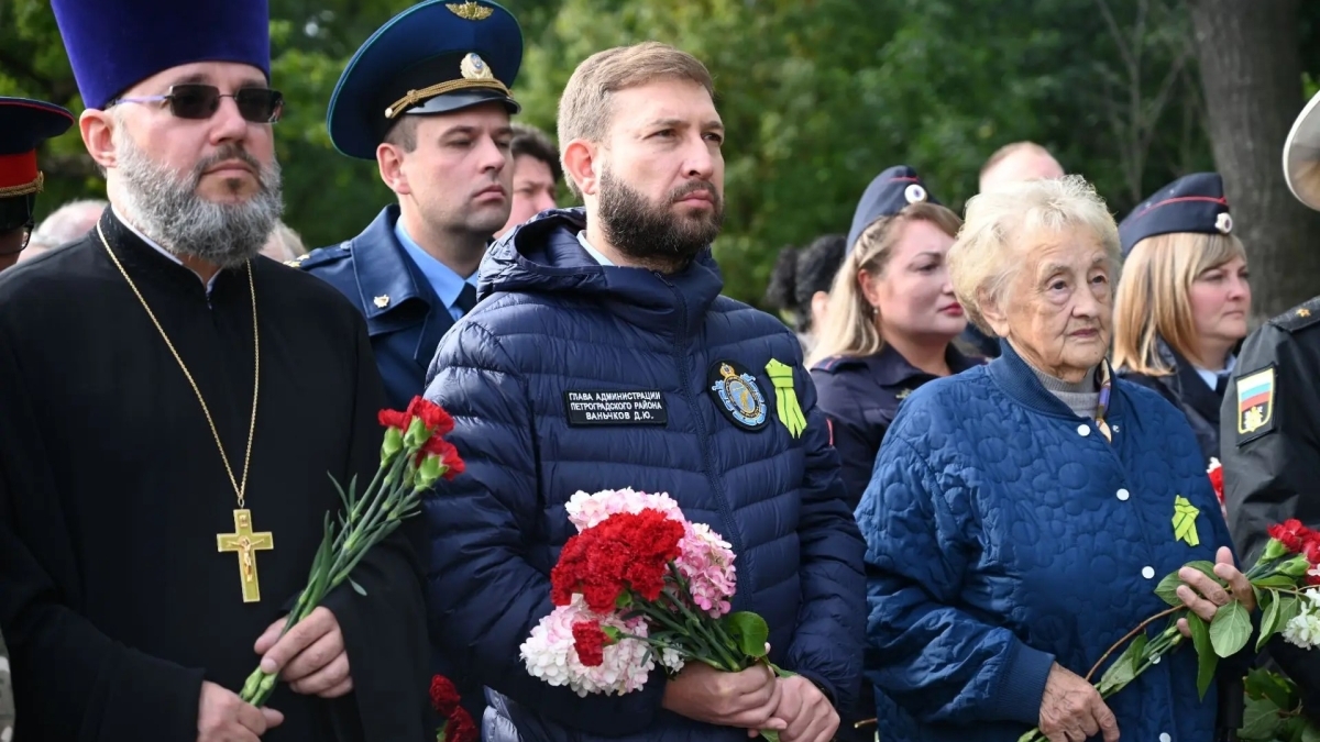 Дмитрий Ваньчков принял участие в церемонии памяти на Серафимовском кладбище