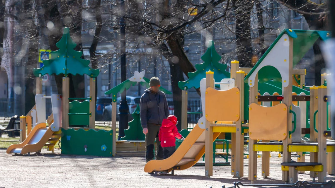 В Петербурге введут усиленный контроль за уборкой детских площадок