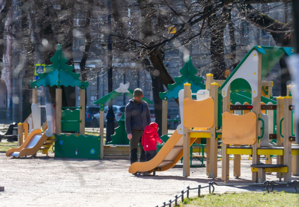 В Петербурге введут усиленный контроль за уборкой детских площадок