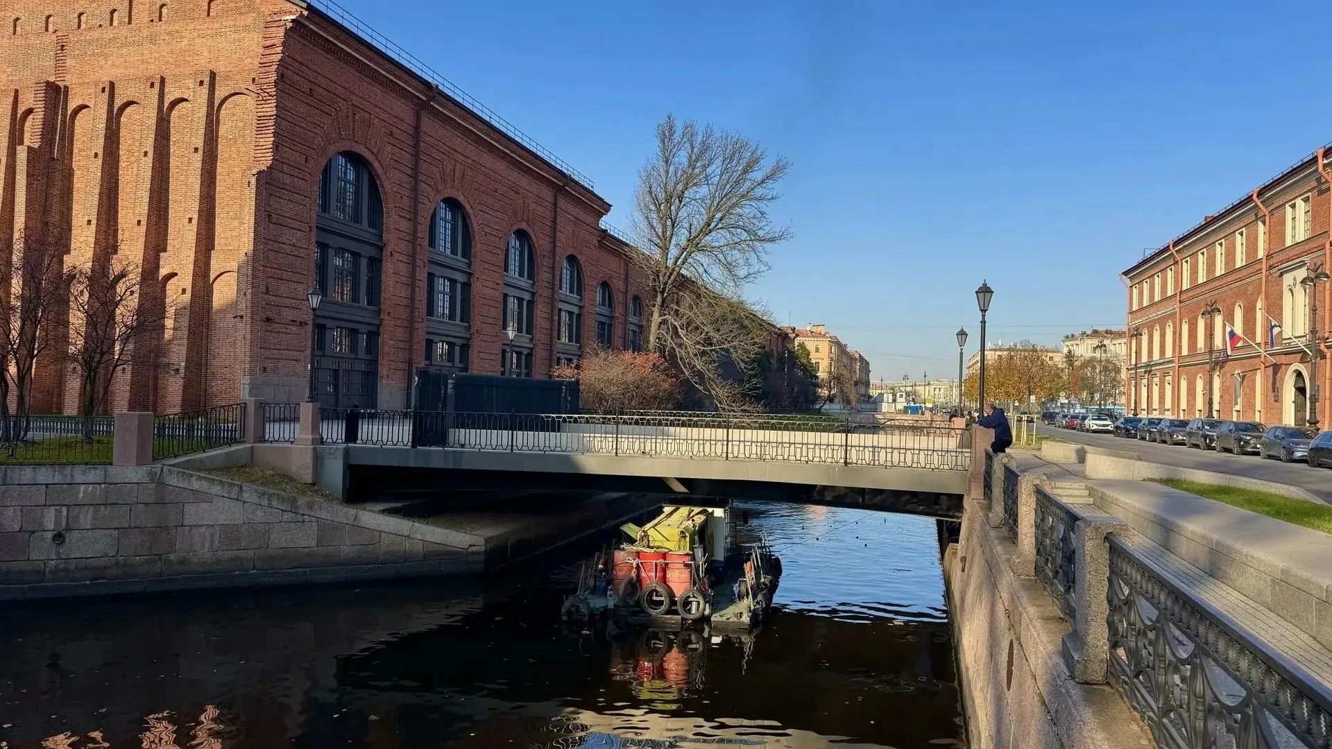 Дно Крюкова канала в Петербурге очищают впервые за четверть века