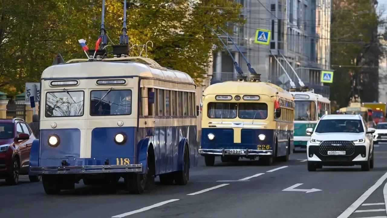 В Петербурге отметили юбилей троллейбуса проездом раритетной колонны