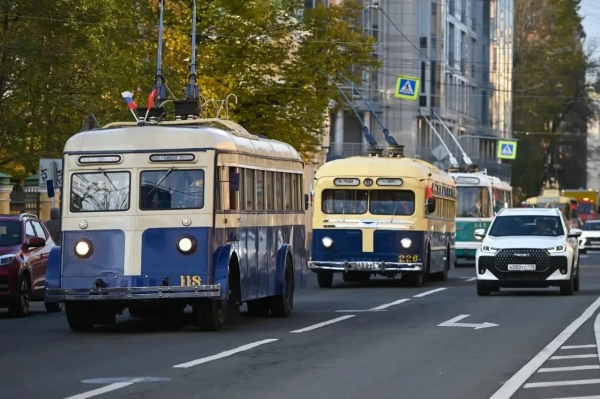 В Петербурге отметили юбилей троллейбуса проездом раритетной колонны