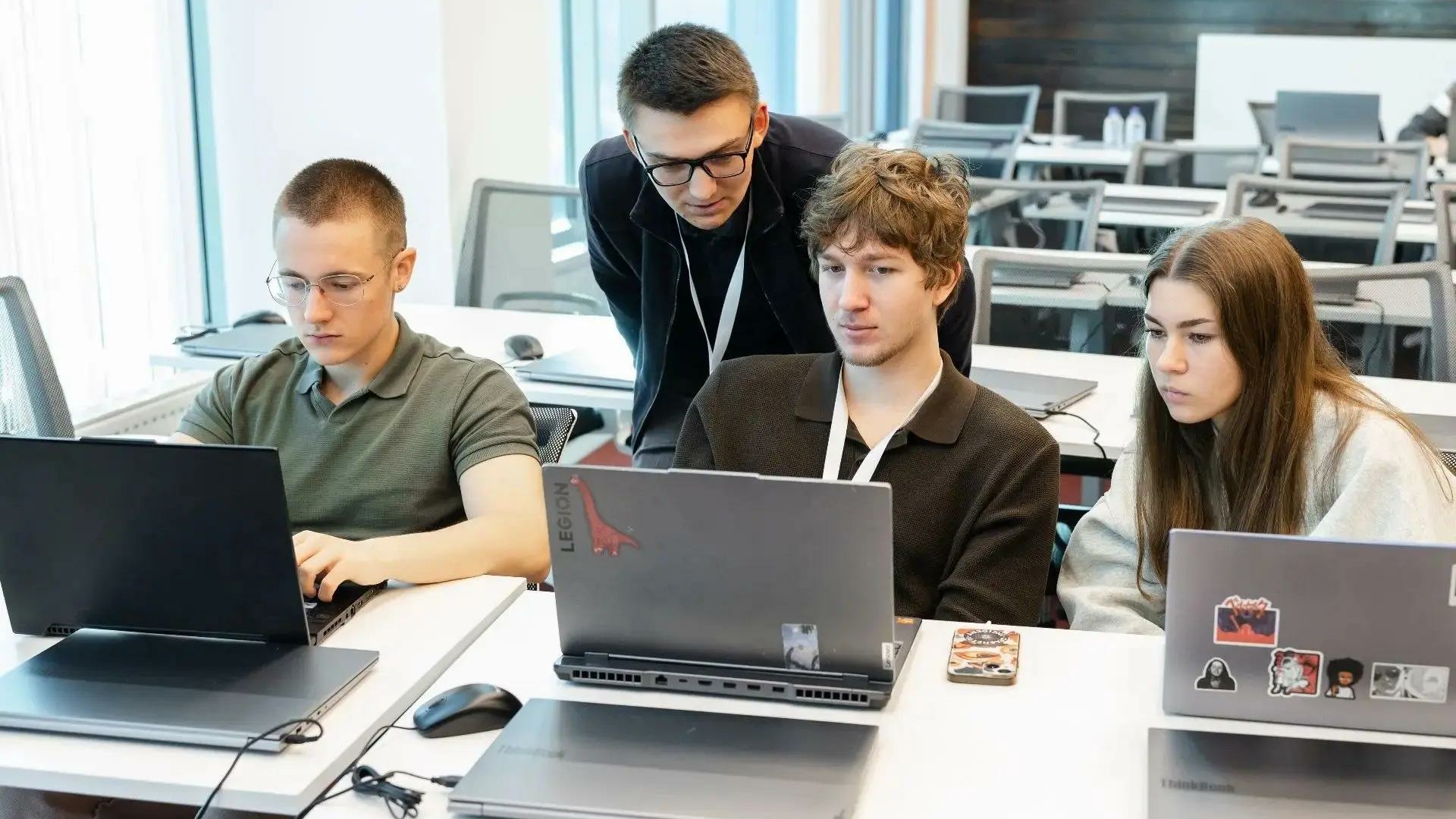 В Петербурге 50 студентов разработали ИИ-проекты для транспортной отрасли