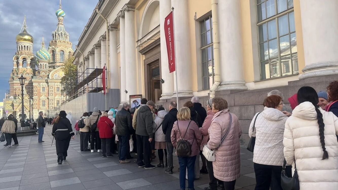 Огромная очередь собралась у Русского музея в Петербурге в день открытия выставки Айвазовского