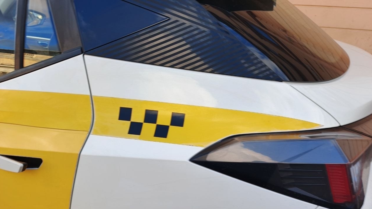 Таксопарк Петербурга увеличился на 13 тысяч авто с начала года