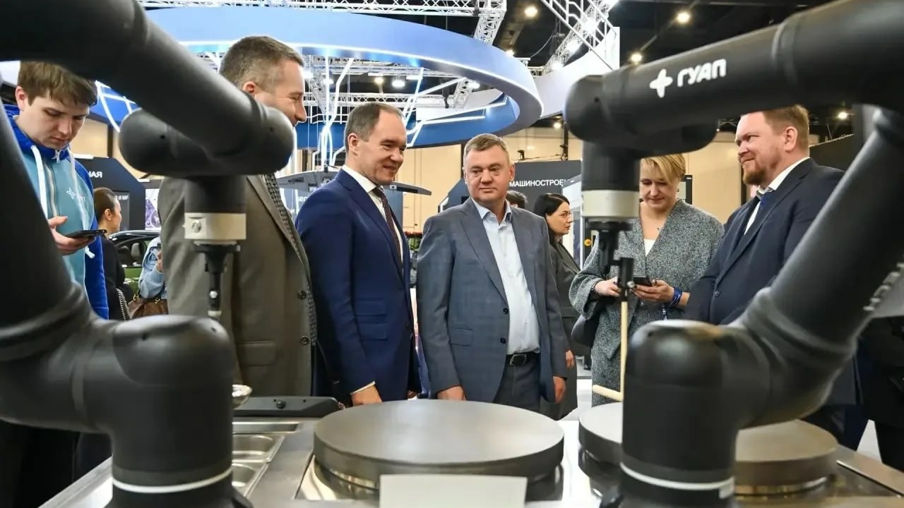 Поляков рассказал, каких роботов показали на промышленном форуме в Петербурге