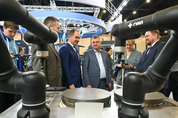 Поляков рассказал, каких роботов показали на промышленном форуме в Петербурге